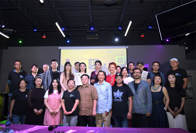 <strong>以歌会友，以声传情：多伦多华裔媒体工作者协会第二届卡拉OK大</strong>